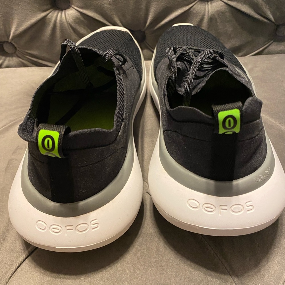 OOFOS Men's Black and Gray Shoes - Picture 5 of 7